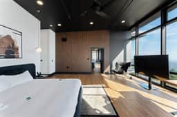 Luxe Harborfront Cottage - Image 3